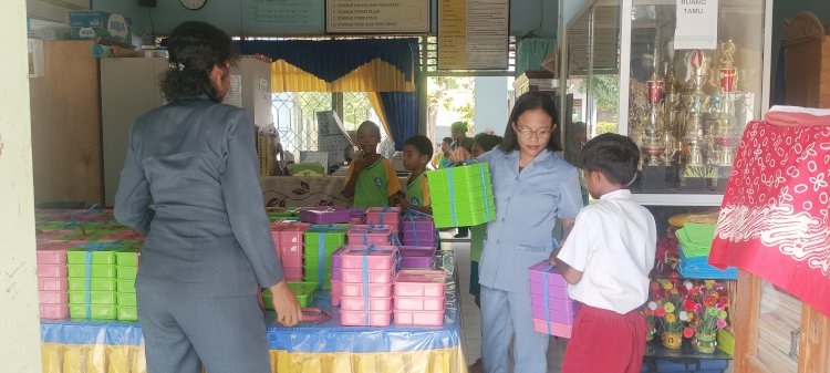 Program MBG Sasar Ribuan Pelajar, Polres Sikka Pastikan Kegiatan Aman dan Lancar