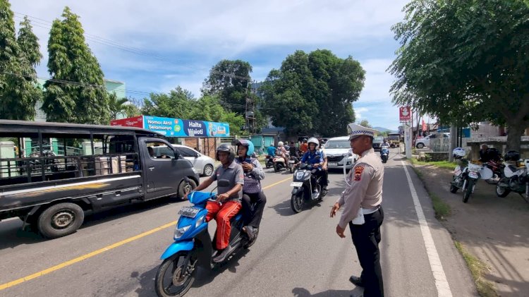 Kasat Lantas Polres Sikka Pimpin Patroli Dan Pengaturan Arus Lalin Kegiatan Sholat Jumad