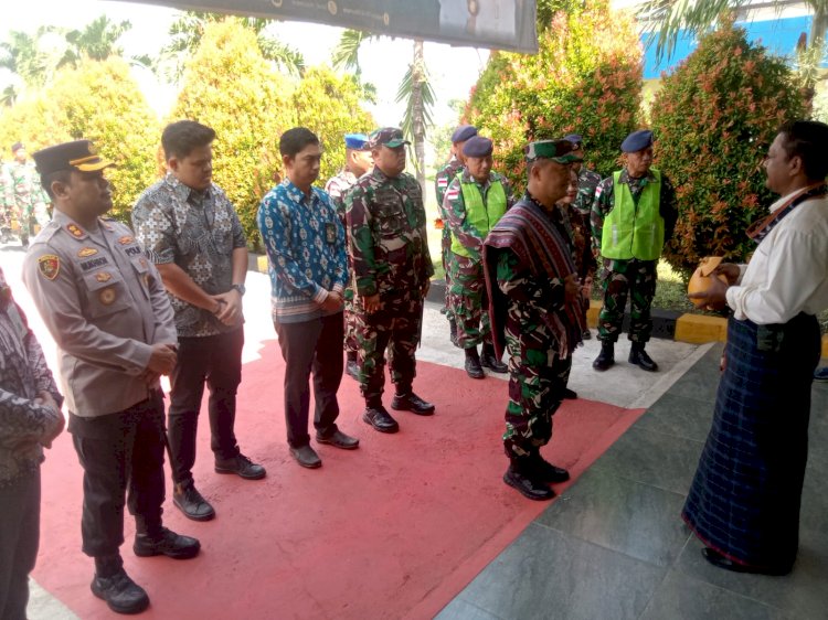 Danlantamal Maumere Letkol Laut (P) Yoyok Ary Nugroho Achmar Sjarifudin, M. Tr.Opsla Tiba Di Bandara Frans Seda Maumere