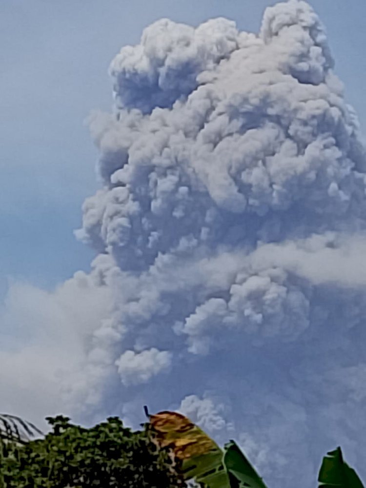 Polsek Waigete Polres Sikka Laksanakan Monitoring Pemantauan Akibat Erupsi Gunung Lewotobi laki-laki Yang Berdampak Di Wilayah Hukum Polsek Waigete.