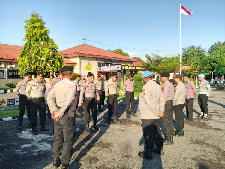 Polres Sikka Gelar Apel Fungsi, Kabag SDM dan Kasie Propam Tinjau Langsung Kedisiplinan Anggota