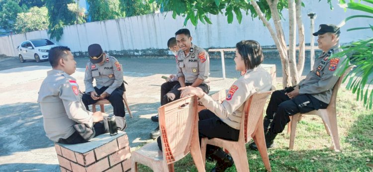 Pererat Kebersamaan dan Tingkatkan Semangat Kerja, Kapolsek Alok Gelar Bincang Santai dan Motivasi Pagi Bersama Personel