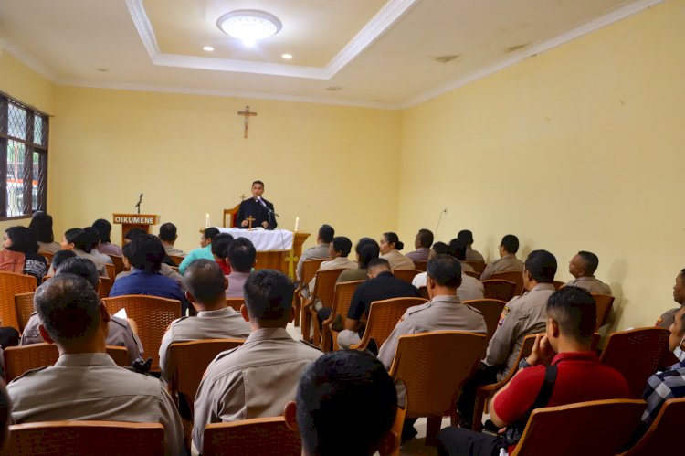 Sekretaris Keuskupan Maumere Berikan Pembinaan Rohani Kepada Personil Polres Sikka