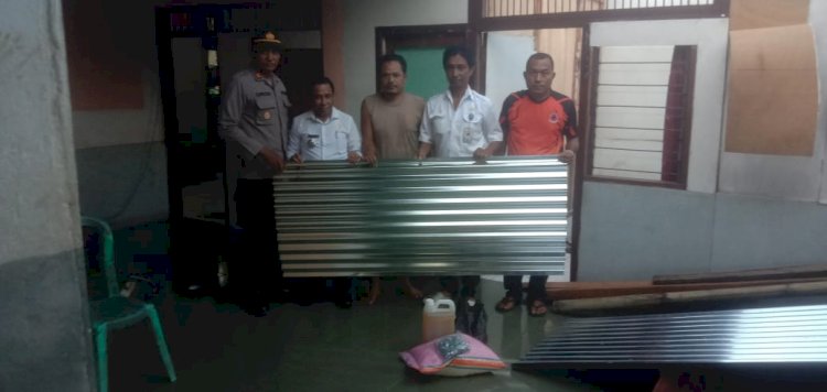 Kapolsek Lela Kawal Langsung Penyaluran Bantuan untuk Korban Puting Beliung di Desa Lela