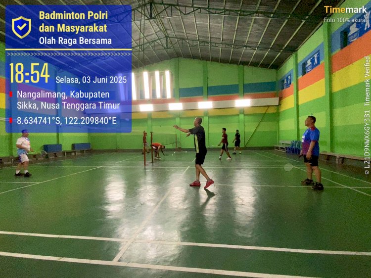 Kapolres Sikka Dan Waka Polres Sikka Gelar Olahraga Bulutangkis Bersama Komunitas Bulutangkis Sikka