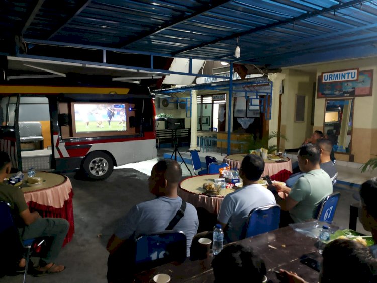 KAPOLRES SIKKA NONTON BARENG BOLA BERSAMA PERSONIL POLRES SIKKA DAN WARGA