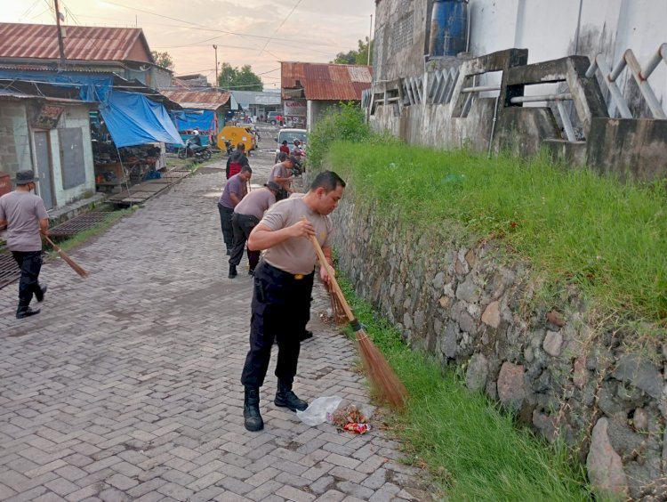 Turun ke Pasar, Kapolres Sikka Jadi Contoh Budaya Hidup Bersih