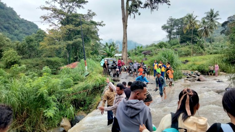 KESIGAPAN PERSONIL POLSEK PAGA POLRES SIKKA MENGEVAKUASI WARGA MENYEMBARANGI ARUS BANJIR DI KALI LOWOREGI