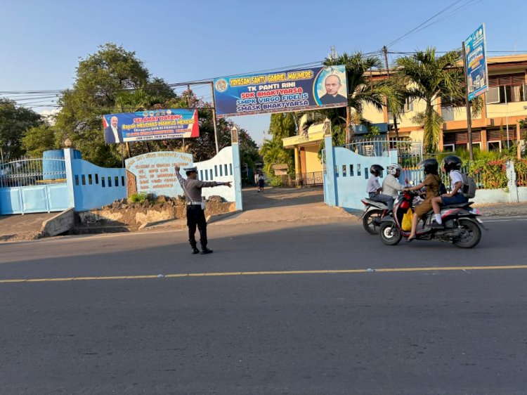 Personil Sat Lantas Polres Sikka Laksanakan Pengaturan Lalu Lintas (Strong Point Pagi)