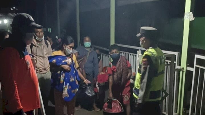 Polres Sikka Sigap Tanggapi Erupsi Gunung Lewotobi: Evakuasi Warga, Monitoring Lapangan, dan Patroli Keamanan Ditingkatkan