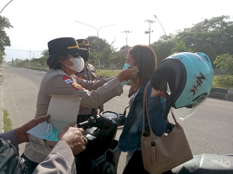 Cegah Gangguan Pernapasan Akibat Abu Vulkanik, Polsek Alok Bagikan Masker kepada Warga