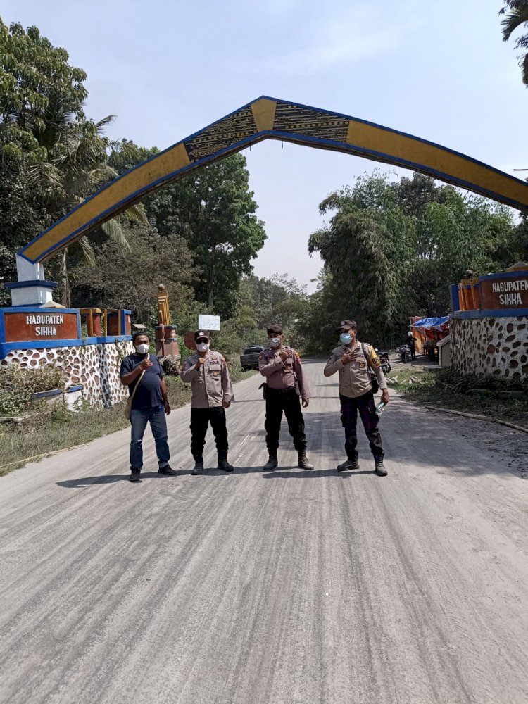Polsek Waigete Polres Sikka Turun Langsung Pantau Dampak Erupsi Gunung Lewotobi Laki-Laki dan Bagikan Masker ke Warga