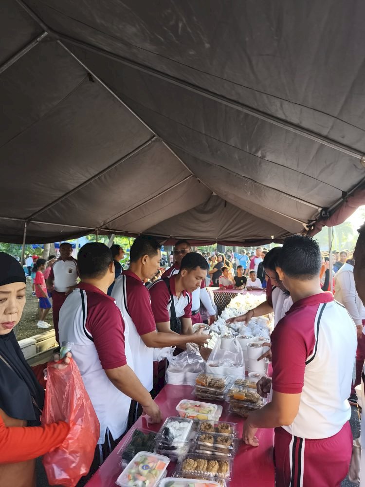 “Polri untuk Masyarakat”: Polda NTT Bagikan Makanan & Cemilan Gratis di CFD Kupang.