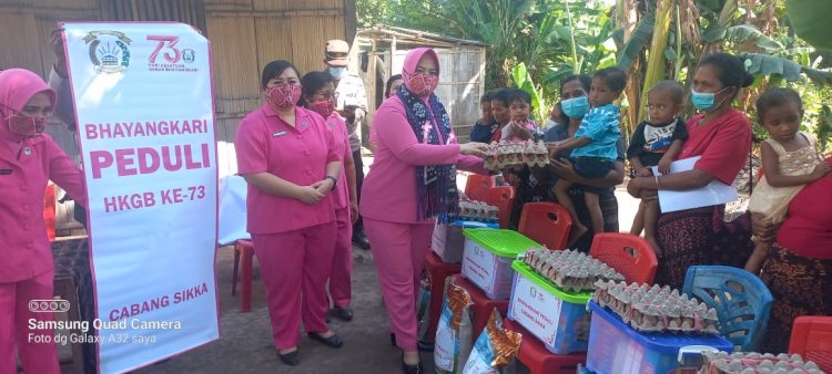 Polri Untuk Masyarakat : Bhayangkari Polres Sikka Menebar Kasih Melalui Uluran Tangan Untuk Masyarakat Yang Terdampak Erupsi Gunung Lewotobi Laki-laki Dan PMT Untuk Anak -anak Stunting.