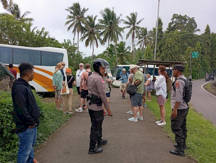 POLRI UNTUK MASYARAKAT: POLSEK KEWAPANTE POLRES SIKKA LAKSANAKAN KEGIATAN PENGAMANAN KUNJUNGAN WISATAWAN MANCA NEGARA DI LOKASI SANGGAR BUDAYA BLIRANSINA WATUBLAPI.