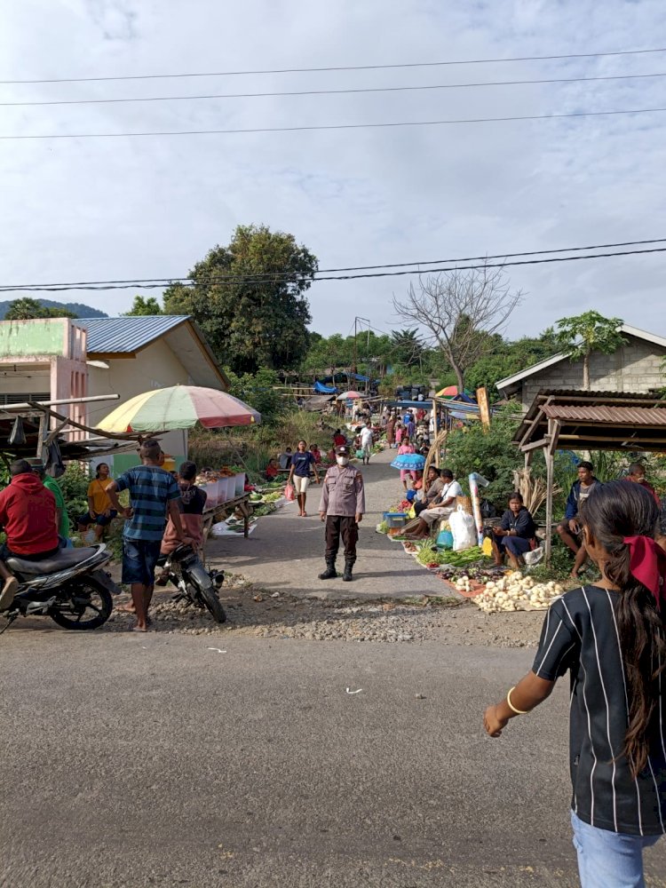 POLRI UNTUK MASYARAKAT:PATROLI DAN PENGATURAN LALU LINTAS DI PASAR NEBE OLEH ANGGOTA SUB SEKTOR NEBE POLSEK WAIGETE POLRES SIKKA.