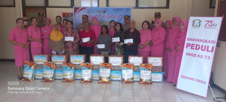 Polri Untuk Masyarakat : Bhayangkari Polres Sikka Laksanakan Kegiatan Anjangsana Kepada Warakawuri