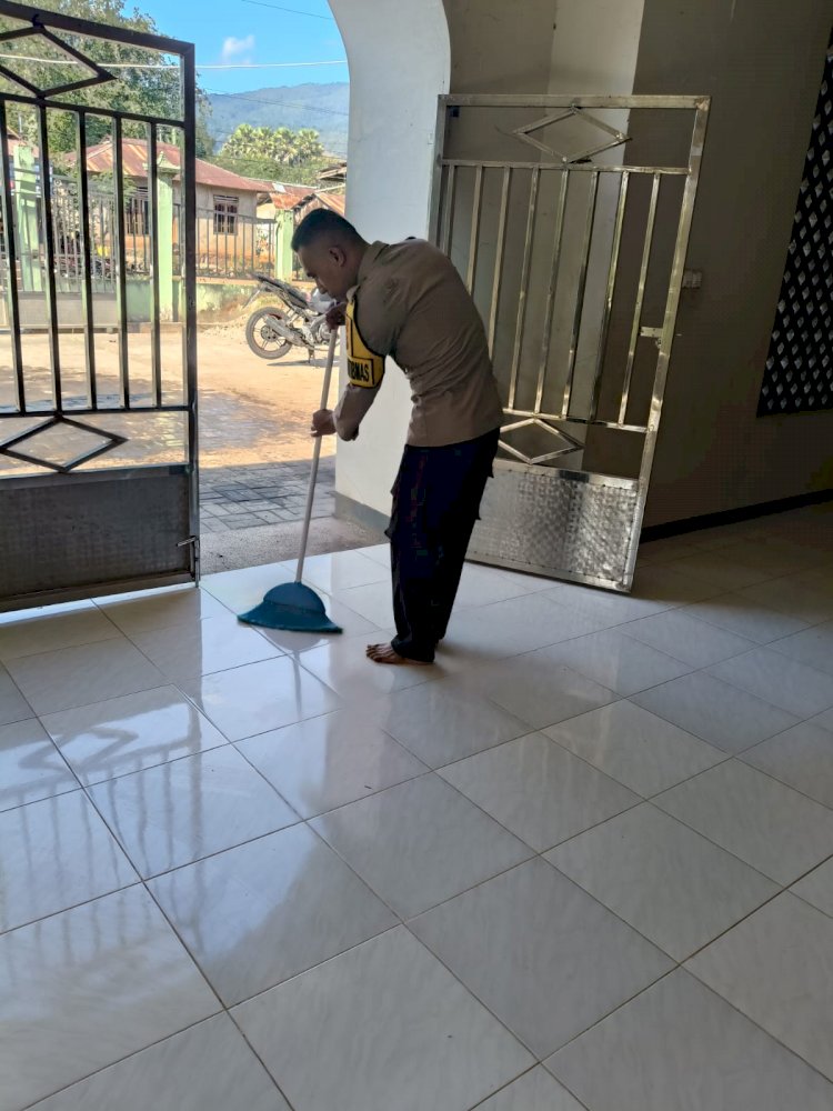 Sambut Tahun Baru Islam 1447 H, Polsek Waigete Polres Sikka Gelar Bakti Sosial Bersihkan Masjid Baitul Hamid