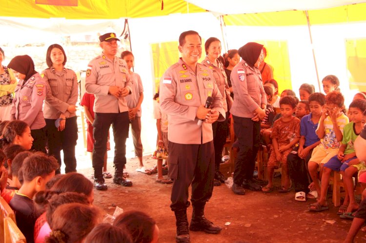 Kapolda NTT Kunjungi Anak-anak Pengungsi Lewotobi, Beri Bingkisan dan Dukungan Trauma Healing