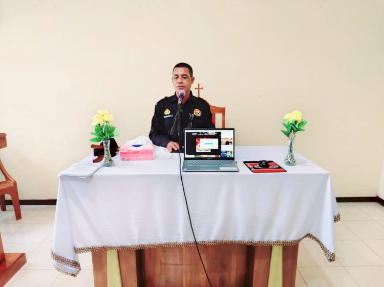 Keluarga Besar Oikumene Polres Sikka Menyerahkan Bantuan Duka kepada Keluarga Anggota Polres Sikka Yang Mengalami Kedukaan