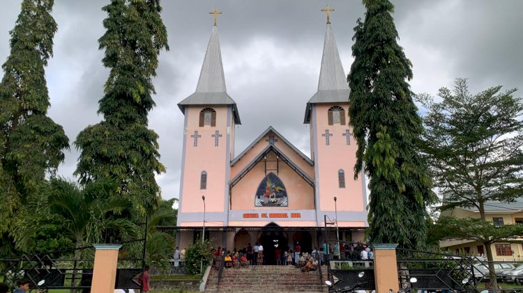 Polri Untuk Masyarakat :Personel Polres Sikka Dan Polsek Jajaran Laksanakan Pengamanan Misa di Sejumlah Gereja Wilayah Hukum Polres Sikka.