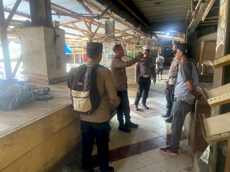 Polri Untuk Masyarakat : Personel Polres Sikka Diterjunkan Untuk Pengamanan Pasca Insiden di Pasar Tingkat Maumere.