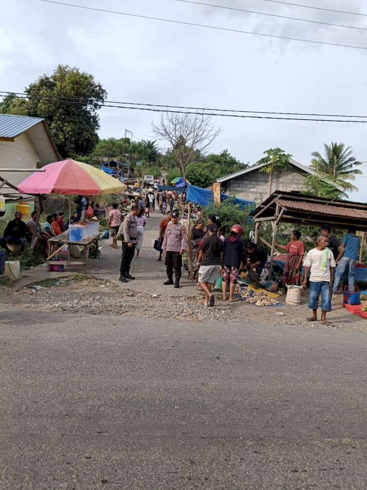 POLRI UNTUK MASYARAKAT : PERSONIL POLSUBSEKTOR NEBE POLSEK WAIGETE POLRES SIKKA LAKSANAKAN PATROLI DAN PENGATURAN LALU LINTAS DI  PASAR NEBE