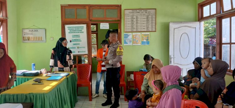 Bhabinkamtibmas Kelurahan Wuring Sikka Dampingi Tenaga Kesehatan Giat Posyandu, Ajak Warga Aktif Pantau Tumbuh Kembang Balita