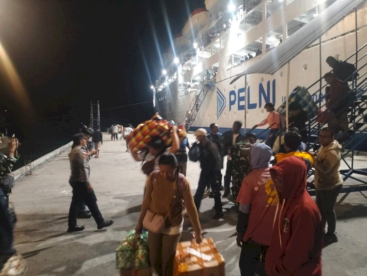 Personel Gabungan Amankan Kedatangan dan Keberangkatan KM Bukit Siguntang di Pelabuhan Lorens Say Maumere