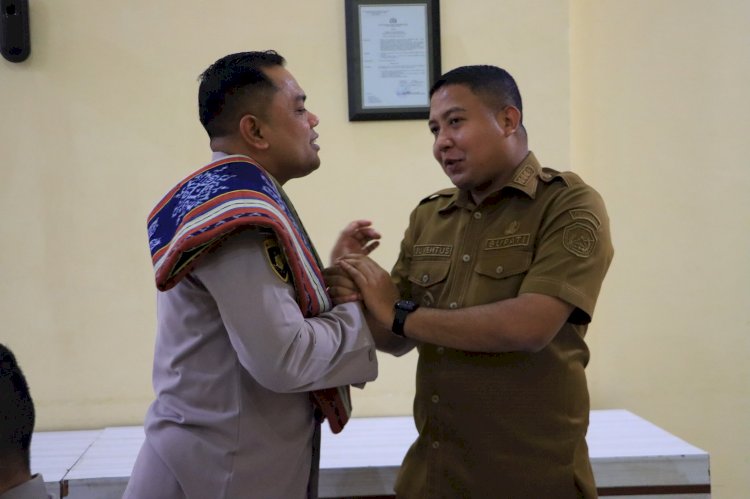 Bupati Sikka Beri Penghargaan kepada Kapolres Lama, Tanda Persahabatan dan Apresiasi atas Dedikasi