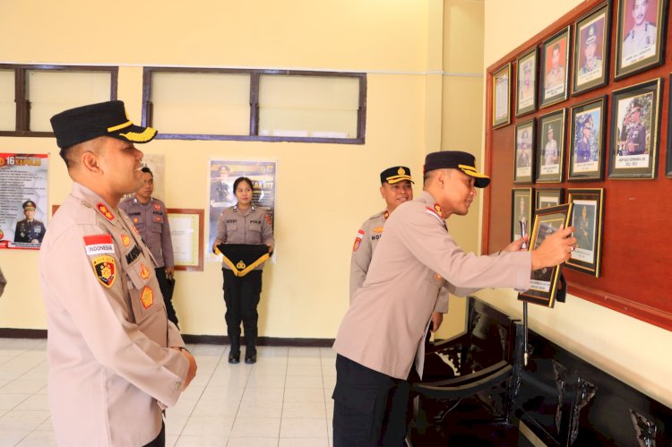 Tradisi Penuh Makna Warnai Serah Terima Jabatan Kapolres Sikka