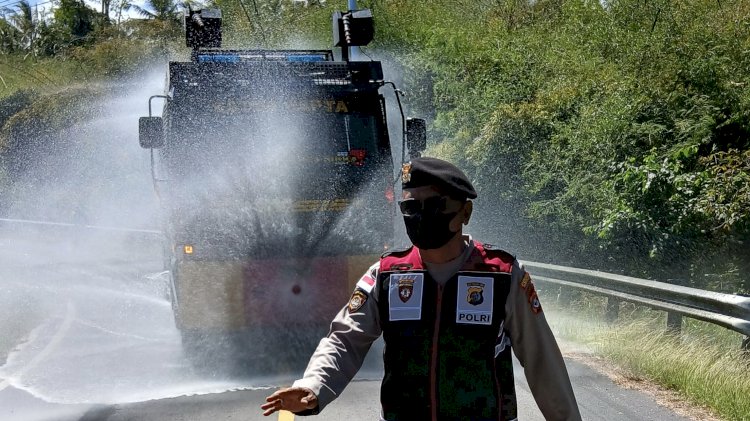 Aksi Kemanusiaan Polres Sikka: Siram Abu Vulkanik dan Bagi Masker di Wilayah Terdampak Erupsi