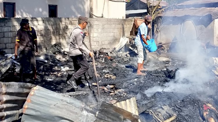 Aksi Cepat Polsek Waigete Polres Sikka Bantu Padamkan Api, Kebakaran Hanguskan 7 Rumah di Talibura