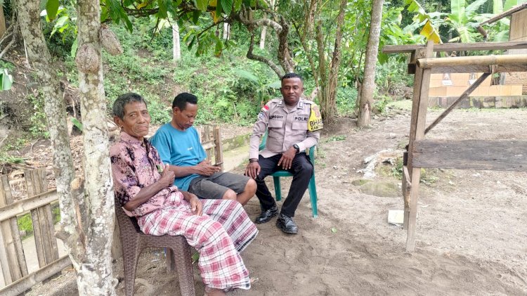 Polri Untuk Masyarakat : Bhabinkamtibmas Polsek Lela Polres Sikka Laksanakan Patroli Dialogis Dan Sambang Ke Rumah Warga