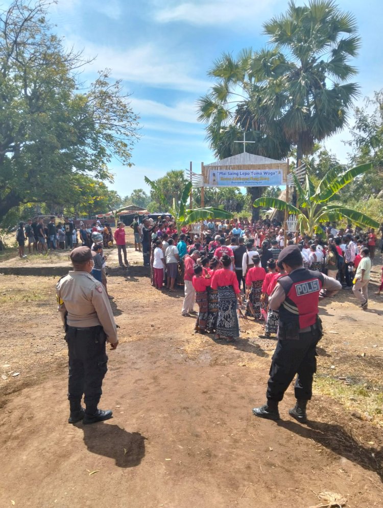POLRI UNTUK MASYARAKAT : PERSONIL POLRES SIKKA LAKSANAKAN PENGAMANAN MISA SYUKURAN PENTABISAN IMAM RD.ADRIANUS NONG RONY