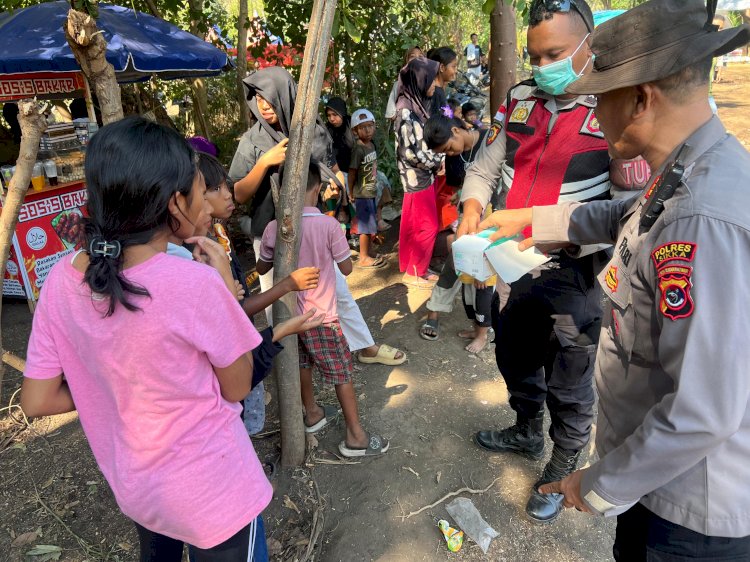 POLRI UNTUK MASYARAKAT : SEBAGAI WUJUD PEDULI,KABAGOPS POLRES SIKKA BAGI MASKER KEPADA PENONTON KEJUARAAN GRASSTRACK DAN MOTOCROSS SIKKA RACING TEAM CUP 2025