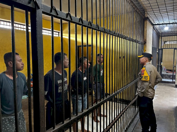 Polri Untuk Masyarakat: Kapolres Sikka Periksa Langsung Kondisi Ruang Tahanan Polres Sikka