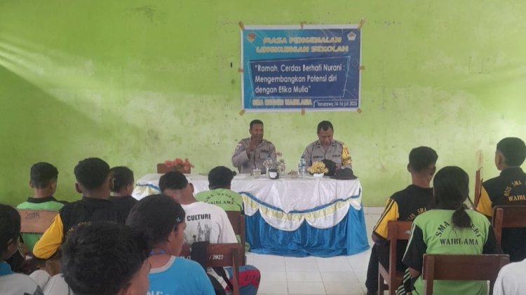 “Bangun Karakter Pelajar, Kapospam Talibura Polres Sikka Hadir di Tengah MPLS SMA N 1 Waiblama”