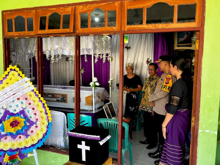 Polri Untuk Masyarakat : Kapolres Sikka Melayat Dan Berikan Santunan Kepada Keluarga Personil Polres Sikka Yang Mengalami Kedukaan