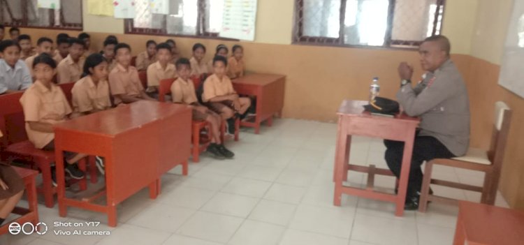 Polsek Nita Edukasi Bahaya Judi Online dan Narkotika Bagi Siswa Baru SMP Satap Bloro