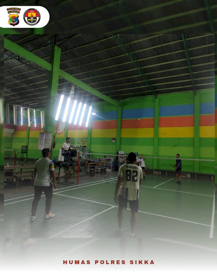POLRI UNTUK MASYARAKAT : KAPOLRES SIKKA LAKSANAKAN OLAHRAGA BERSAMA KOMUNITAS BADMINTON SIKKA