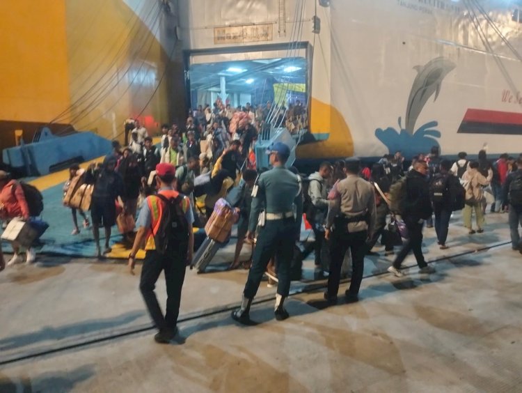 “Polres Sikka Amankan Kedatangan 576 Penumpang KM Dharma Rucitra VII di Pelabuhan L-Say”