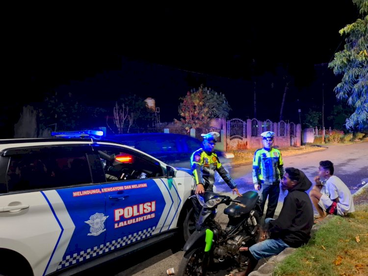 Polri Untuk Masyarakat : Personil Satuan Lalulintas Polres Sikka Laksanakan Kegiatan Patroli Lampu Biru di Wilayah Hukum Polres Sikka