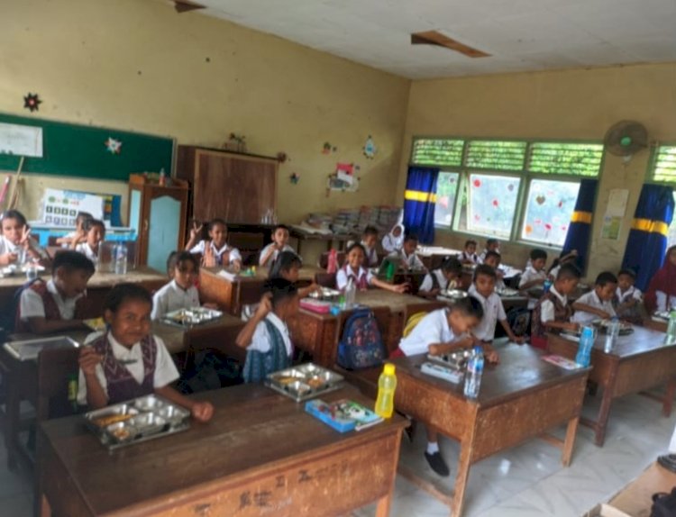Polri Untuk Masyarakat : Personil Sat Intelkam Polres Sikka Monitoring Kegiatan Penyaluran Program Makan Bergizi Gratis (MBG) Di wilayah Kab. Sikka