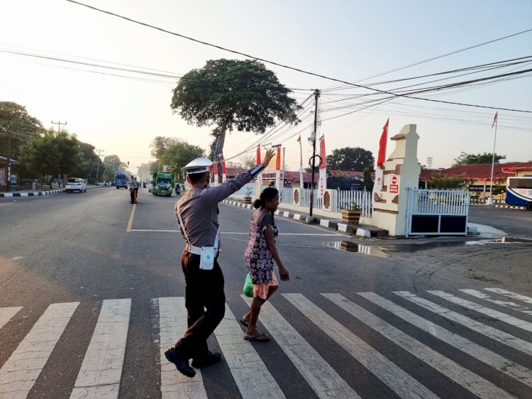 Polri Untuk Masyarakat : Satuan Lalu Lintas Polres Sikka Laksanakan Kegiatan Pengaturan Lalu Lintas (Strong Point)