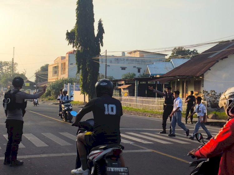POLRI UNTUK MASYARAKAT : SATUAM SAMAPTA POLRES SIKKA LAKSANAKAN KEGIATAN RUTIN PATROLI PAGI DAN PENGATURAN LALU LINTAS