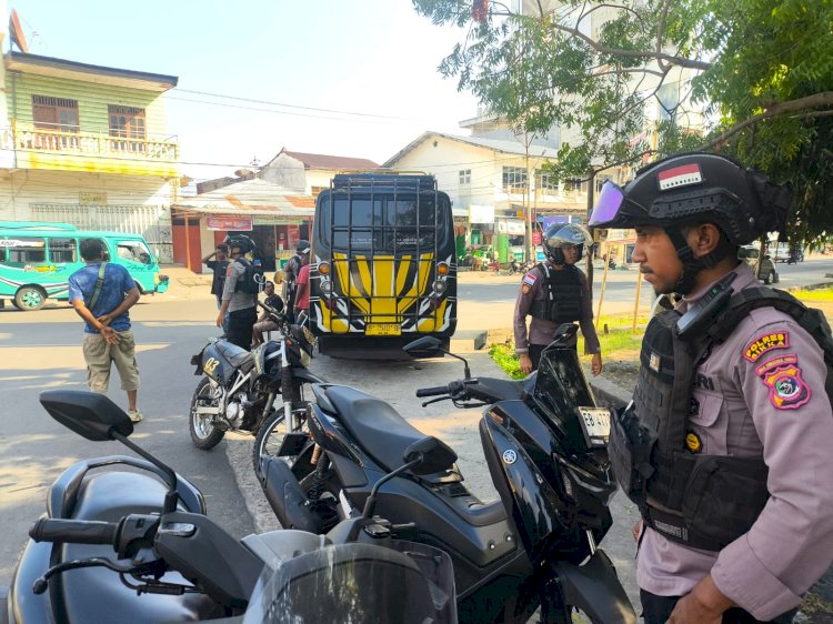 Polri Untuk Masyarakat : Unit Turjawali Sat. Samapta Polres Sikka melaksanakan Kegiatan Patroli Kota Presisi Samapta Polri