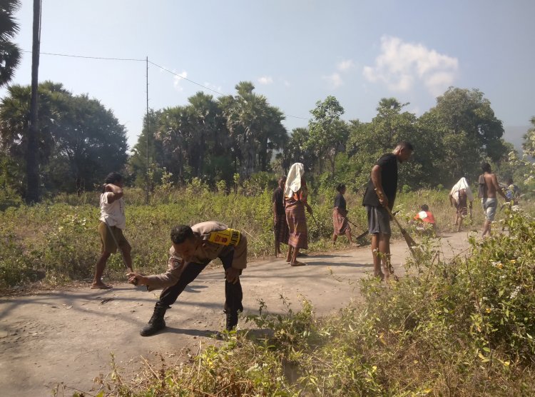 Polri Untuk Masyarakat : Personil Polsek Waigete Polres Sikka Laksanakan kegiatan Jumad Bersih Bersama Warga