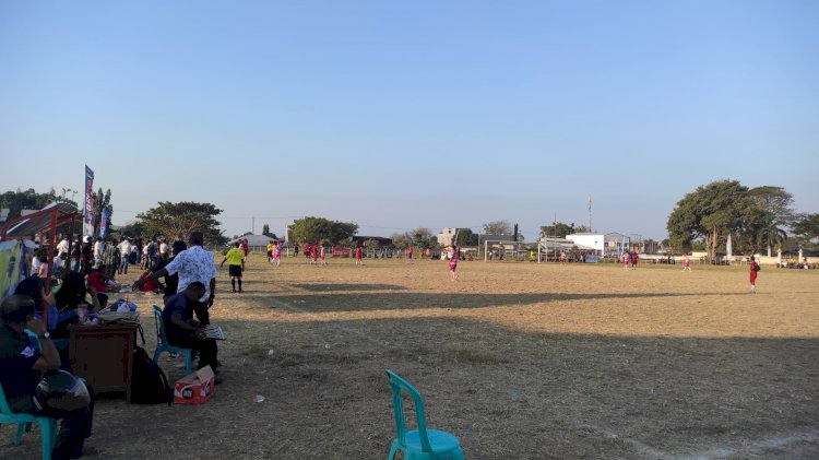 PERSONIL POLRES SIKKA LAKSANAKAN PENGAMANAN PERTANDINGAN SEPAK BOLA BUPATI SIKKA ANTAR KECAMATAN SE- KABUPATEN SIKKA DI LAPANGAN GELORA SAMADOR