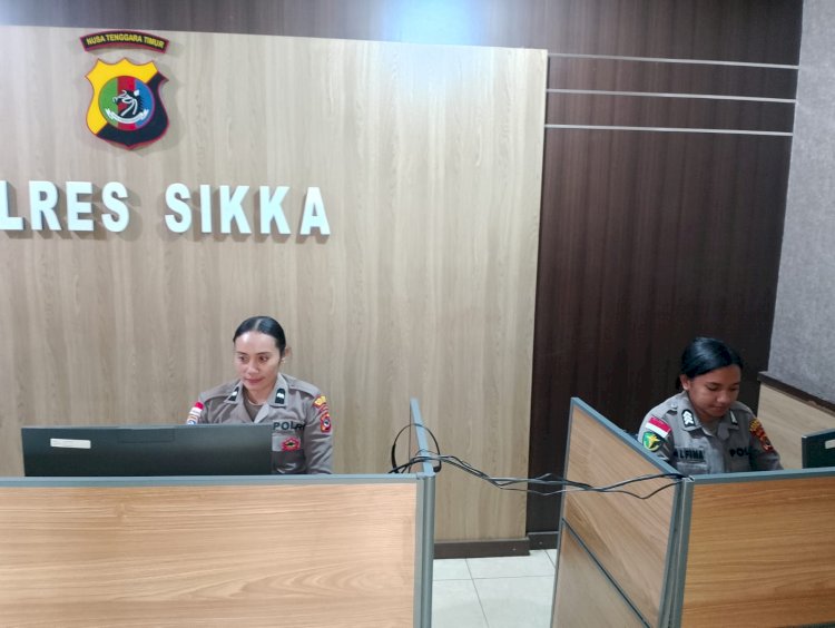 Polri Untuk Masyarakat : Polwan Polres Sikka Siaga Penuh Piket Pelayanan Call Center 110 Polres Sikka